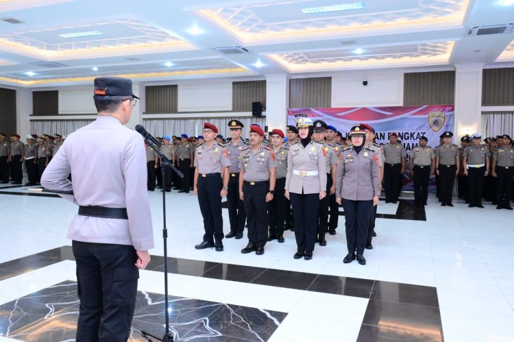 Kapolda Jambi Irjen Pol Krisno Halomoan Siregar memimpin upacara kenaikan pangkat 232 personel Polda Jambi periode 1 Januari 2026 di Aula Siginjai Sakti Wira Bhakti, Mapolda Jambi, Jumat (2/1/2026). (Dok. Nahar)