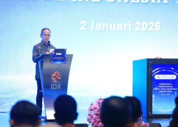 Ketua Dewan Komisioner OJK Mahendra Siregar menyampaikan sambutan pada Pembukaan Perdagangan Perdana Bursa Efek Indonesia Tahun 2026 di Gedung BEI, Jakarta, Jumat (2/1/2026). (Dok. Humas OJK)