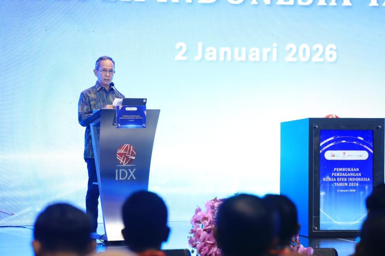 Ketua Dewan Komisioner OJK Mahendra Siregar menyampaikan sambutan pada Pembukaan Perdagangan Perdana Bursa Efek Indonesia Tahun 2026 di Gedung BEI, Jakarta, Jumat (2/1/2026). (Dok. Humas OJK)