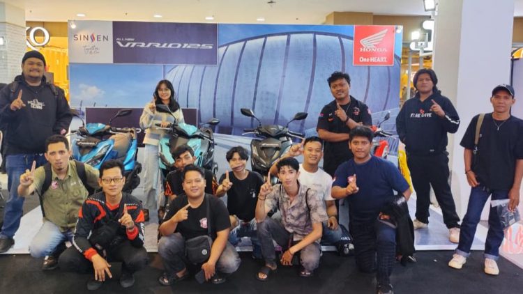 Komunitas Honda Vario Club (HVC) Jambi dan Paguyuban Ikatan Motor Honda Jambi berfoto bersama saat Grand Launching New Honda Vario 125 di Mall WTC Batanghari, Kota Jambi, Selasa (30/12/2025). (Dok. Stepanus)