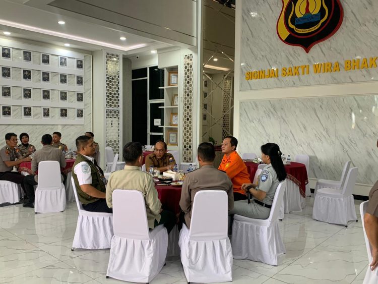 Kepala Kantor Wilayah Jasa Raharja Jambi bersama unsur Forkopimda dan instansi terkait mengikuti rapat Forum Komunikasi Lalu Lintas dan Angkutan Jalan (FKLLAJ) di Polda Jambi (Dok. Nahar)