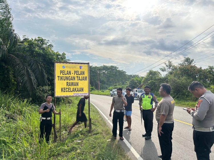 Petugas Jasa Raharja bersama anggota Kepolisian memasang spanduk imbauan keselamatan lalu lintas di salah satu titik rawan kecelakaan di Provinsi Jambi sebagai upaya pencegahan dan peningkatan kewaspadaan pengendara. (Dok,. Nahar)