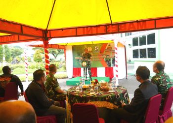 Danrem 042/Garuda Putih Brigjen TNI Heri Purwanto meletakkan batu pertama rehabilitasi dan perluasan Masjid At Taqwa Korem 042/Gapu di Makorem 042/Gapu, Kota Jambi, Jumat (2/1/2026). (Dok. Nahar)