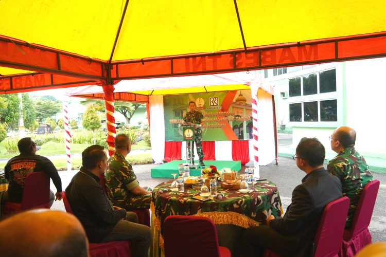 Danrem 042/Garuda Putih Brigjen TNI Heri Purwanto meletakkan batu pertama rehabilitasi dan perluasan Masjid At Taqwa Korem 042/Gapu di Makorem 042/Gapu, Kota Jambi, Jumat (2/1/2026). (Dok. Nahar)