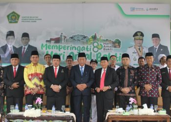 Wakil Gubernur Jambi Abdullah Sani (tengah) berfoto bersama jajaran Kementerian Agama dan tamu undangan usai memimpin upacara peringatan Hari Amal Bakti ke-80 Kementerian Agama di Kantor Wilayah Kemenag Provinsi Jambi, Sabtu (3/1/2026). (Dok, Dedi - Kominfo)