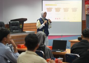 Seorang pemateri menyampaikan edukasi decluttering kepada pelajar dan mahasiswa dalam rangkaian program Berpacu Dalam Sinergi yang digelar PT Astra Honda Motor (Dok. Sinsen)