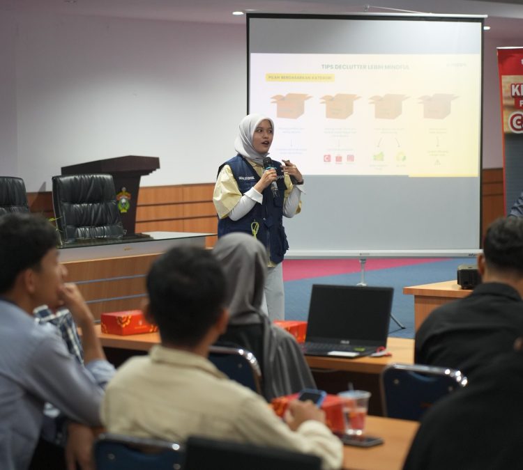 Seorang pemateri menyampaikan edukasi decluttering kepada pelajar dan mahasiswa dalam rangkaian program Berpacu Dalam Sinergi yang digelar PT Astra Honda Motor (Dok. Sinsen)