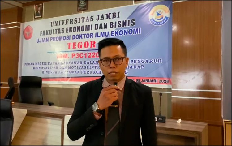 Dr. Tegor, S.E., M.M., saat menyampaikan pemaparan disertasi dalam Ujian Promosi Doktor Program Studi Doktor Ilmu Ekonomi, Fakultas Ekonomi dan Bisnis Universitas Jambi (UNJA), Senin (5/1/2026) (Dok JMSI)