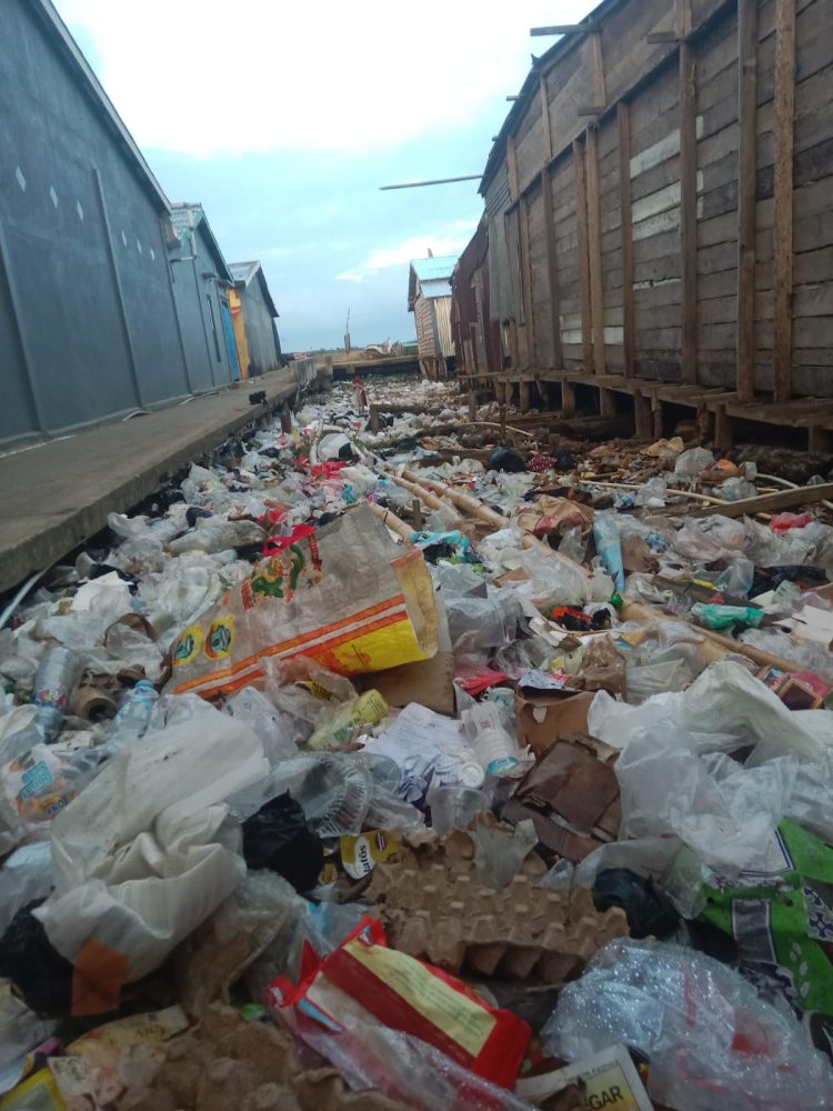 Tumpukan sampah terlihat di kawasan permukiman pesisir Kabupaten Tanjung Jabung Timur, (Dok. Daus)