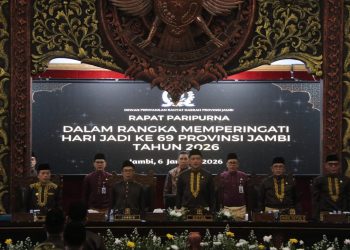 Gubernur Jambi Al Haris bersama pimpinan DPRD Provinsi Jambi menghadiri Rapat Paripurna Istimewa memperingati Hari Jadi ke-69 Provinsi Jambi di Gedung DPRD Provinsi Jambi, Selasa (6/1/2026). (Dok. Stepanus)