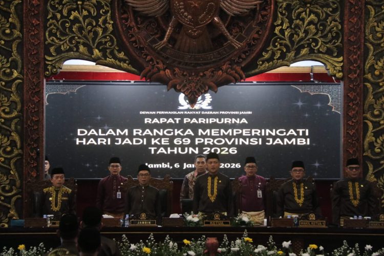Gubernur Jambi Al Haris bersama pimpinan DPRD Provinsi Jambi menghadiri Rapat Paripurna Istimewa memperingati Hari Jadi ke-69 Provinsi Jambi di Gedung DPRD Provinsi Jambi, Selasa (6/1/2026). (Dok. Stepanus)