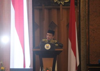 Gubernur Jambi Al Haris menyampaikan sambutan pada Rapat Paripurna DPRD Provinsi Jambi dalam rangka peringatan Hari Jadi ke-69 Provinsi Jambi di Gedung DPRD, Selasa (6/1/2026). (Dok. Stepanus)