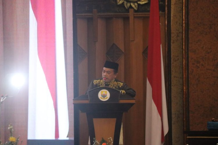 Gubernur Jambi Al Haris menyampaikan sambutan pada Rapat Paripurna DPRD Provinsi Jambi dalam rangka peringatan Hari Jadi ke-69 Provinsi Jambi di Gedung DPRD, Selasa (6/1/2026). (Dok. Stepanus)
