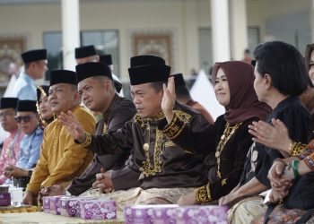 Gubernur Jambi Al Haris bersama Ketua TP-PKK Provinsi Jambi Hj. Hesnidar Haris dan jajaran Forkopimda menghadiri pembukaan Parade Budaya dan Jambi Mantap Expo 2026 di Taman Mini Melayu Jambi, Selasa (6/1/2026). (Dok. Stepanus)