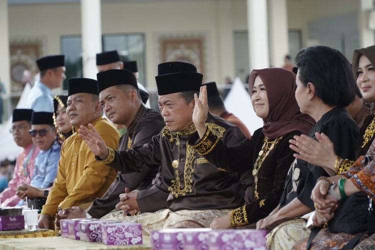 Gubernur Jambi Al Haris bersama Ketua TP-PKK Provinsi Jambi Hj. Hesnidar Haris dan jajaran Forkopimda menghadiri pembukaan Parade Budaya dan Jambi Mantap Expo 2026 di Taman Mini Melayu Jambi, Selasa (6/1/2026). (Dok. Stepanus)