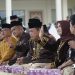 Gubernur Jambi Al Haris bersama Ketua TP-PKK Provinsi Jambi Hj. Hesnidar Haris dan jajaran Forkopimda menghadiri pembukaan Parade Budaya dan Jambi Mantap Expo 2026 di Taman Mini Melayu Jambi, Selasa (6/1/2026). (Dok. Stepanus)