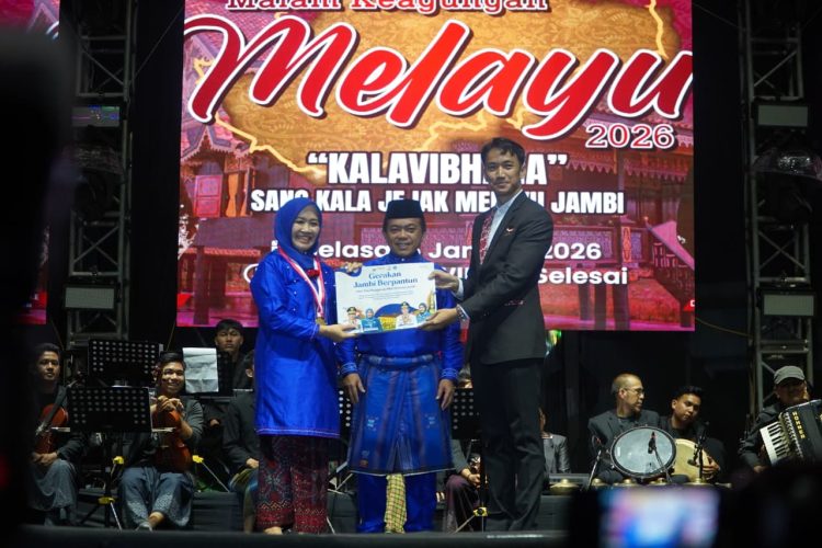 Ketua TP PKK Provinsi Jambi Hj. Hesnidar Haris menyerahkan draf buku Pantun Melayu Jambi kepada Gubernur Jambi Al Haris pada acara pencanangan Gerakan Jambi Berpantun yang berhasil meraih Rekor MURI. (Dok. Erit- Kominfo)