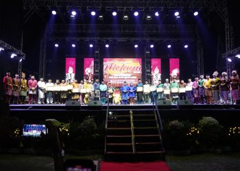 Gubernur Jambi Al Haris bersama para penerima Anugerah Maestro Seni Tradisi dan Warisan Budaya Takbenda pada Malam Keagungan Melayu dalam rangka HUT ke-69 Provinsi Jambi di Taman Mini Melayu Jambi, Selasa (6/1/2026). (Dok. Erit Kominfo)