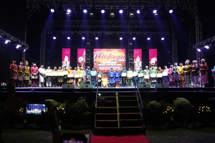 Gubernur Jambi Al Haris bersama para penerima Anugerah Maestro Seni Tradisi dan Warisan Budaya Takbenda pada Malam Keagungan Melayu dalam rangka HUT ke-69 Provinsi Jambi di Taman Mini Melayu Jambi, Selasa (6/1/2026). (Dok. Erit Kominfo)