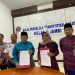 Kepala BPTD Kelas II Jambi Benny Nurdin Yusuf (kiri) dan Kepala Dinas Sosial Kota Jambi Yunita Indrawati menunjukkan dokumen Nota Kesepahaman usai penandatanganan kerja sama penanganan orang terlantar dan ODGJ di Terminal Tipe A Alam Barajo, Kota Jambi, Senin (6/1/2026). (Dok. Daus)
