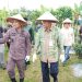 Wakil Gubernur Jambi Abdullah Sani (tengah) bersama Wakapolda Jambi Brigjen Pol. Mirza Mustaqim meninjau panen raya jagung Kuartal I Tahun 2026 di Desa Tunas Mudo, Kecamatan Sekernan, Kabupaten Muaro Jambi, Kamis (8/1/2026), (Dok. Stepanus)