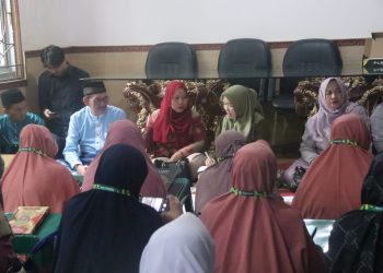 Ketua TP PKK Provinsi Jambi Hj. Hesnidar Haris (berkerudung hijau) bersama Ketua II BAZNAS Provinsi Jambi Sri Rahayu berdialog dengan relawan Gazacqu dalam kegiatan pembelajaran Al-Qur’an di Sekretariat TP PKK Provinsi Jambi, Kamis (8/1/2026) (Dok. Stepanus)