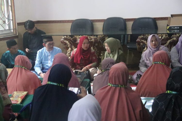 Ketua TP PKK Provinsi Jambi Hj. Hesnidar Haris (berkerudung hijau) bersama Ketua II BAZNAS Provinsi Jambi Sri Rahayu berdialog dengan relawan Gazacqu dalam kegiatan pembelajaran Al-Qur’an di Sekretariat TP PKK Provinsi Jambi, Kamis (8/1/2026) (Dok. Stepanus)