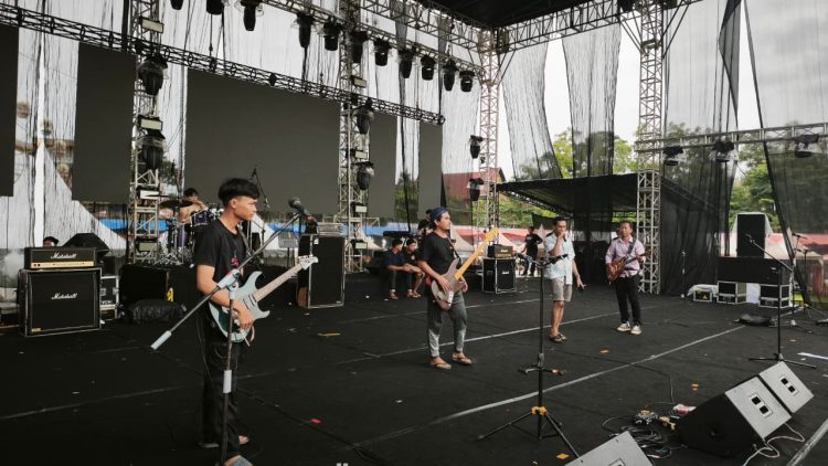 Personel ENJOY BAND melakukan cek sound di panggung utama Lapangan Eks MTQ Provinsi Jambi, Kamis (8/1/2026) (Dok. Daus)