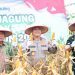 Wakapolda Jambi Brigjen Pol. Mirza Mustaqim menunjukkan hasil panen jagung saat Panen Raya Jagung Serentak Kuartal I Tahun 2026 di Desa Tunas Mudo, Kecamatan Sekernan, Kabupaten Muaro Jambi, Kamis (8/1/2026). (Dok,. Nahar)