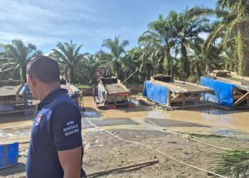 Petugas Polres Tebo meninjau lokasi dugaan penambangan emas tanpa izin (PETI) di Kecamatan Sumay, Kabupaten Tebo, Rabu (7/1/2026) (Dok. Humas)