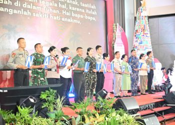 Pejabat TNI–Polri dan unsur pemerintah daerah Provinsi Jambi menampilkan simbol pesan Natal saat Perayaan Natal Bersama TNI dan Polri Provinsi Jambi Tahun 2025 di Ballroom Swiss-Belhotel Jambi, Kamis (8/1/2026). (Dok. Humas)