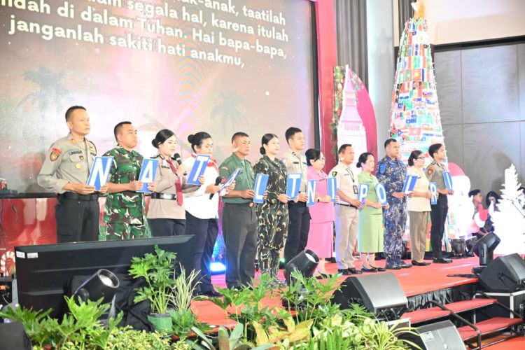 Pejabat TNI–Polri dan unsur pemerintah daerah Provinsi Jambi menampilkan simbol pesan Natal saat Perayaan Natal Bersama TNI dan Polri Provinsi Jambi Tahun 2025 di Ballroom Swiss-Belhotel Jambi, Kamis (8/1/2026). (Dok. Humas)