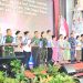 Pejabat TNI–Polri dan unsur pemerintah daerah Provinsi Jambi menampilkan simbol pesan Natal saat Perayaan Natal Bersama TNI dan Polri Provinsi Jambi Tahun 2025 di Ballroom Swiss-Belhotel Jambi, Kamis (8/1/2026). (Dok. Humas)