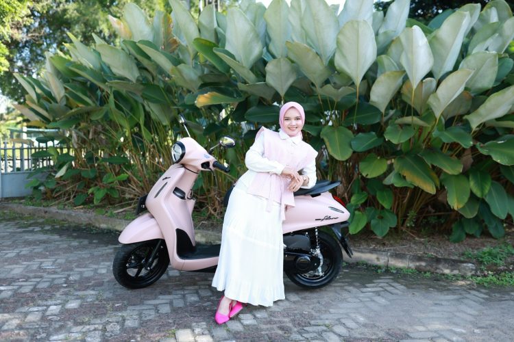 Seorang pengguna berpose bersama Yamaha Grand Filano di Kota Jambi, menampilkan desain bergaya klasik modern yang banyak diminati kalangan anak muda untuk mobilitas harian. (Dok. Yamaha)