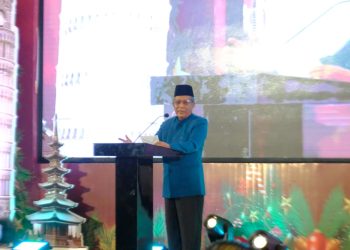 Wakil Gubernur Jambi Abdullah Sani menyampaikan sambutan pada Perayaan Natal Bersama TNI dan Polri di Swiss-Belhotel Jambi, Kamis (8/1/2026) malam. (Dok. Stepanus)