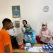 Petugas BNNK Batanghari melakukan pemeriksaan sampel urine pegawai dan anak binaan saat pelaksanaan tes urine di LPKA Kelas II Muara Bulian, Jumat (9/1/2026). (Dok. Humas)