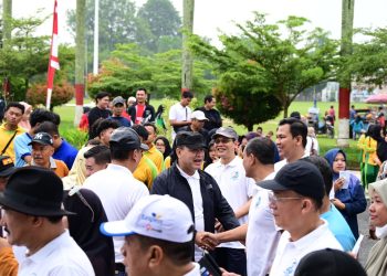 Wakapolda Jambi Brigjen Pol. M. Mustaqim (tengah) menyapa peserta saat menghadiri kegiatan jalan santai dalam rangka peringatan HUT ke-69 Provinsi Jambi di Lapangan Kantor Gubernur Jambi, Sabtu (10/1/2026). (Dok. Nahar)
