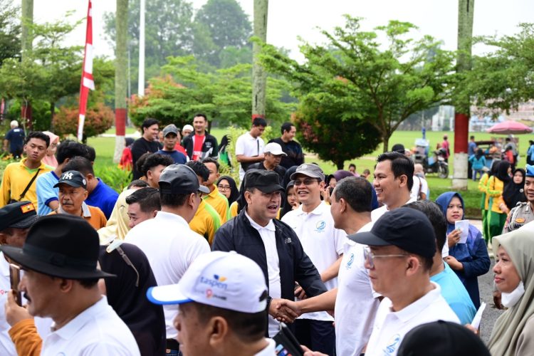 Wakapolda Jambi Brigjen Pol. M. Mustaqim (tengah) menyapa peserta saat menghadiri kegiatan jalan santai dalam rangka peringatan HUT ke-69 Provinsi Jambi di Lapangan Kantor Gubernur Jambi, Sabtu (10/1/2026). (Dok. Nahar)
