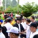 Wakapolda Jambi Brigjen Pol. M. Mustaqim (tengah) menyapa peserta saat menghadiri kegiatan jalan santai dalam rangka peringatan HUT ke-69 Provinsi Jambi di Lapangan Kantor Gubernur Jambi, Sabtu (10/1/2026). (Dok. Nahar)