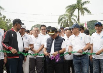 Gubernur Jambi Al Haris meresmikan pembukaan kegiatan jalan santai dan Pasar Tani di Lapangan Garuda, Kantor Gubernur Jambi, Sabtu (10/1/2026), (Dok.Erit- Kominfo)