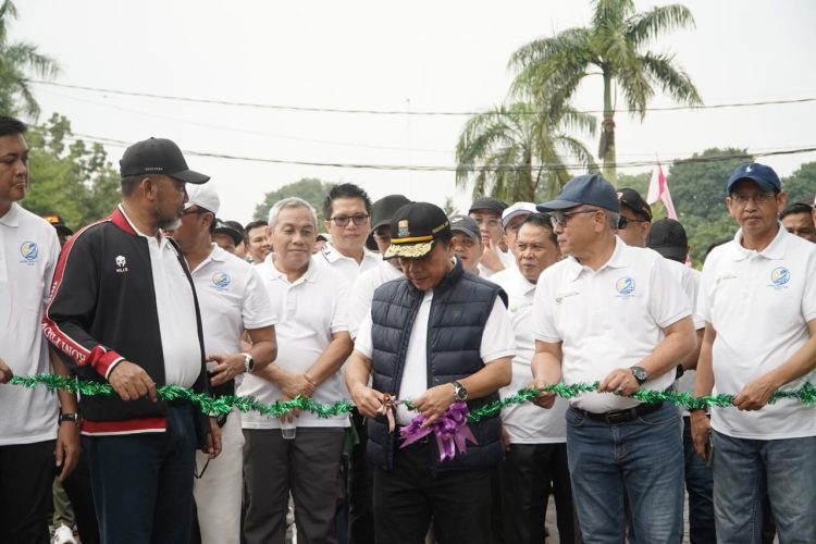Gubernur Jambi Al Haris meresmikan pembukaan kegiatan jalan santai dan Pasar Tani di Lapangan Garuda, Kantor Gubernur Jambi, Sabtu (10/1/2026), (Dok.Erit- Kominfo)