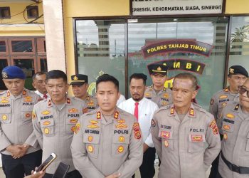 AKBP Ade Candra didampingi Wakapolres dan pejabat utama Polres Tanjung Jabung Timur memberikan keterangan pers usai resmi menjabat sebagai Kapolres Tanjab Timur, Sabtu (10/1/2026). (Dok. Daus)