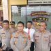 AKBP Ade Candra didampingi Wakapolres dan pejabat utama Polres Tanjung Jabung Timur memberikan keterangan pers usai resmi menjabat sebagai Kapolres Tanjab Timur, Sabtu (10/1/2026). (Dok. Daus)