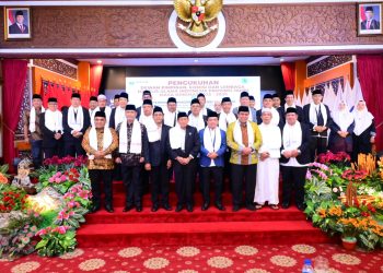 Wakapolda Jambi Brigjen Pol. M. Mustaqim (tengah) berfoto bersama Gubernur Jambi, pengurus Majelis Ulama Indonesia (MUI) Provinsi Jambi, dan tamu undangan usai pengukuhan Pengurus MUI Provinsi Jambi Masa Khidmat 2025–2030 sekaligus pembukaan Mukerda MUI Provinsi Jambi Tahun 2026 di Auditorium Rumah Dinas Gubernur Jambi, Sabtu (10/1/2026). (Dok. Nahar)