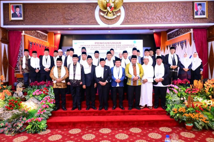 Wakapolda Jambi Brigjen Pol. M. Mustaqim (tengah) berfoto bersama Gubernur Jambi, pengurus Majelis Ulama Indonesia (MUI) Provinsi Jambi, dan tamu undangan usai pengukuhan Pengurus MUI Provinsi Jambi Masa Khidmat 2025–2030 sekaligus pembukaan Mukerda MUI Provinsi Jambi Tahun 2026 di Auditorium Rumah Dinas Gubernur Jambi, Sabtu (10/1/2026). (Dok. Nahar)