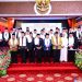 Wakapolda Jambi Brigjen Pol. M. Mustaqim (tengah) berfoto bersama Gubernur Jambi, pengurus Majelis Ulama Indonesia (MUI) Provinsi Jambi, dan tamu undangan usai pengukuhan Pengurus MUI Provinsi Jambi Masa Khidmat 2025–2030 sekaligus pembukaan Mukerda MUI Provinsi Jambi Tahun 2026 di Auditorium Rumah Dinas Gubernur Jambi, Sabtu (10/1/2026). (Dok. Nahar)