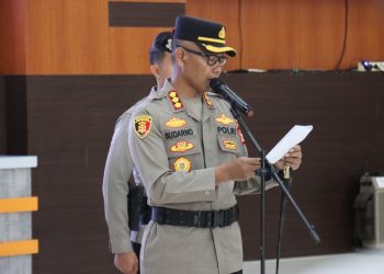 Kapolresta Bengkulu Kombes Pol Sudarno, S.Sos., M.H., memimpin upacara serah terima jabatan Kabag SDM Polresta Bengkulu yang digelar di Aula Endra Dharmalaksana Polresta Bengkulu, Senin (12/1/2026). (Dok/Yola)