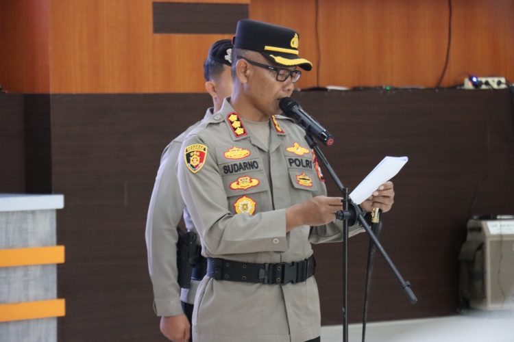 Kapolresta Bengkulu Kombes Pol Sudarno, S.Sos., M.H., memimpin upacara serah terima jabatan Kabag SDM Polresta Bengkulu yang digelar di Aula Endra Dharmalaksana Polresta Bengkulu, Senin (12/1/2026). (Dok/Yola)