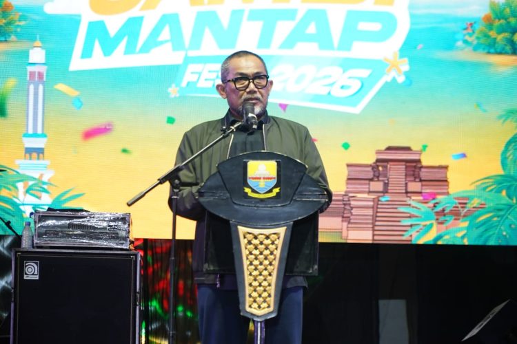 Sekretaris Daerah Provinsi Jambi, Dr. H. Sudirman, SH, MH, menyampaikan sambutan saat menutup Jambi Mantap Expo 2026 di Eks Arena MTQ Taman Mini Melayu Jambi, Minggu (11/1/2026) (Dok. Stepanus)