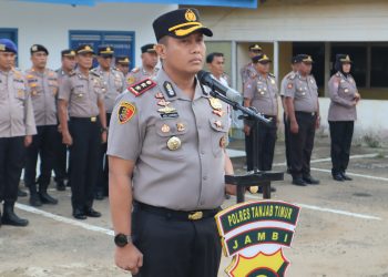 Kapolres Tanjung Jabung Timur AKBP Ade Candra, S.P., S.I.K., menyampaikan amanat saat memimpin apel pagi perdana di halaman Mapolres Tanjab Timur, Senin (12/1/2026). (Dok. Daus)